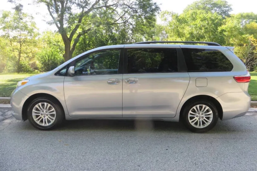 2017 Toyota Sienna XLE photo 1