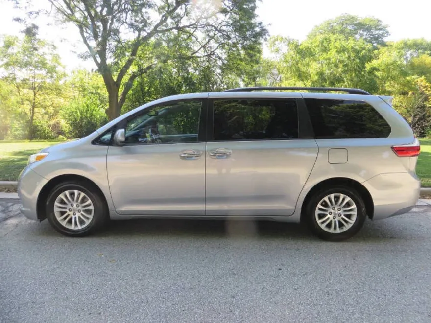 2017 Toyota Sienna XLE photo 1