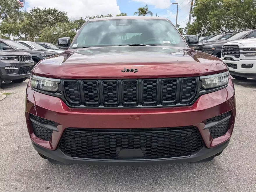 2025 Jeep Grand Cherokee Altitude photo 1