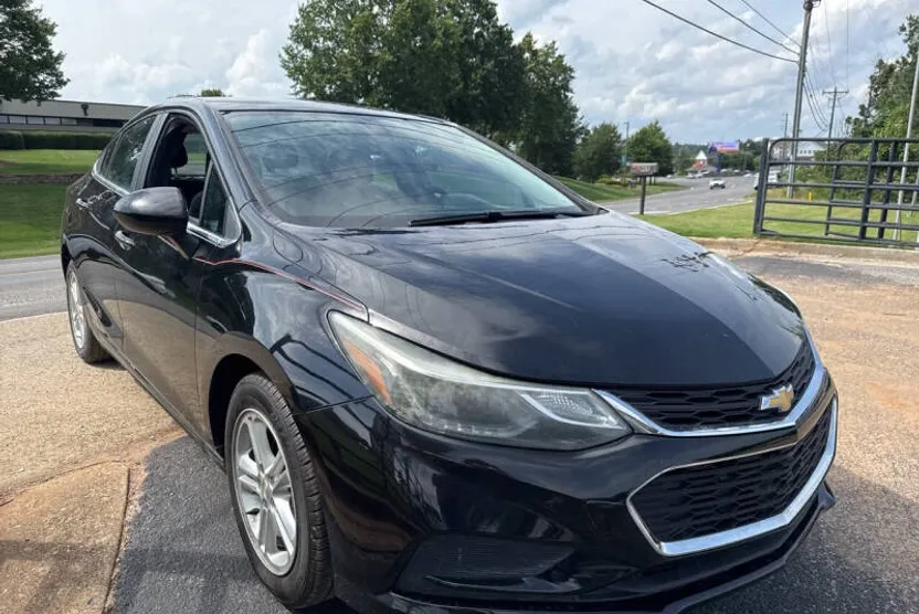 2018 Chevrolet Cruze LT photo 1