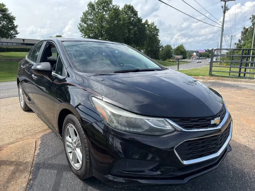 2018 Chevrolet Cruze LT photo 1