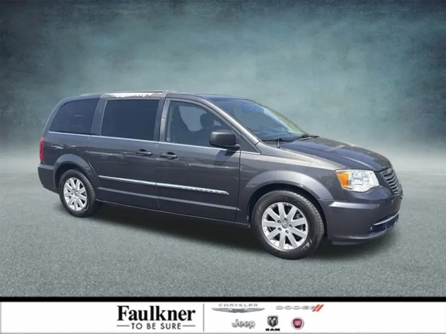 2016 Chrysler Town & Country Touring photo 1