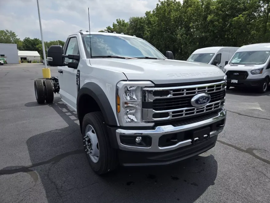 2025 Ford F-600 photo 1