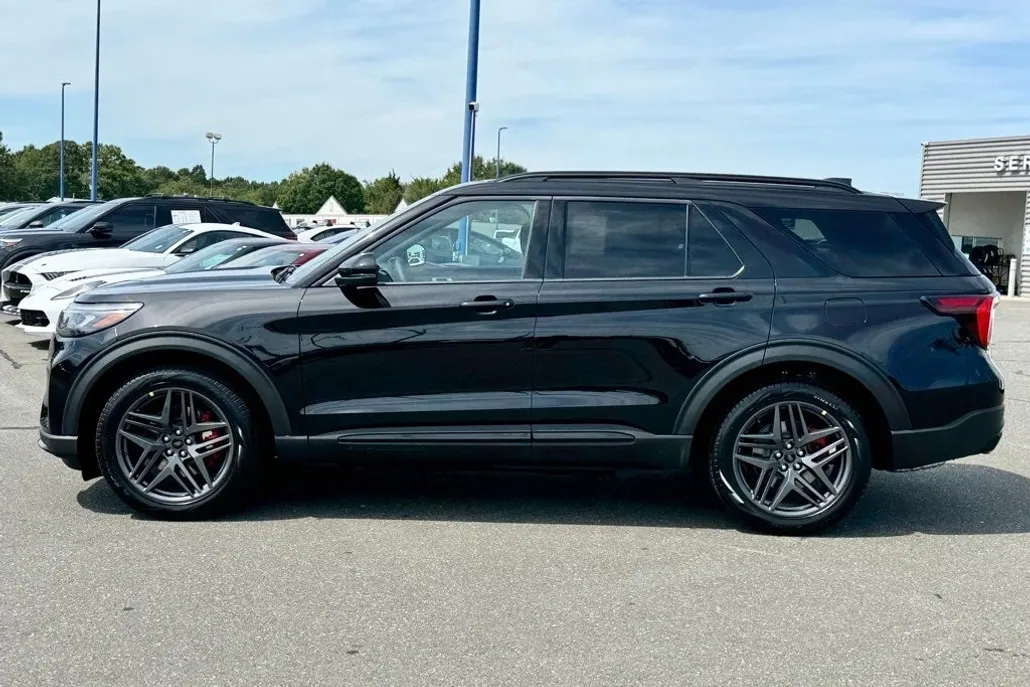 2025 Ford Explorer ST photo 1