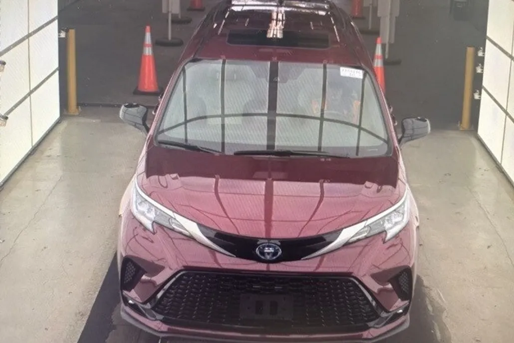 2021 Toyota Sienna XSE photo 1
