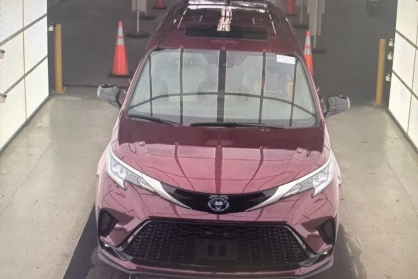 2021 Toyota Sienna XSE photo 1