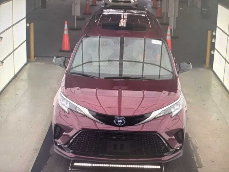2021 Toyota Sienna XSE photo 1