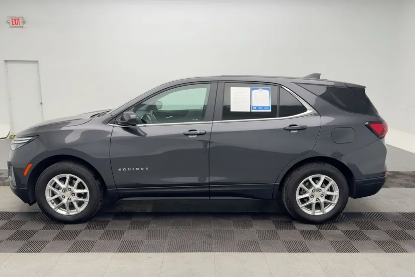 2023 Chevrolet Equinox LT photo 1