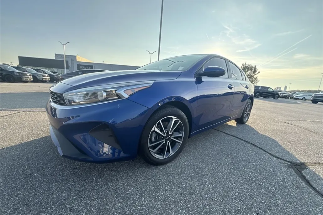 2023 Kia Forte LXS photo 1