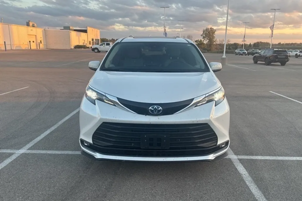 2025 Toyota Sienna XLE photo 1
