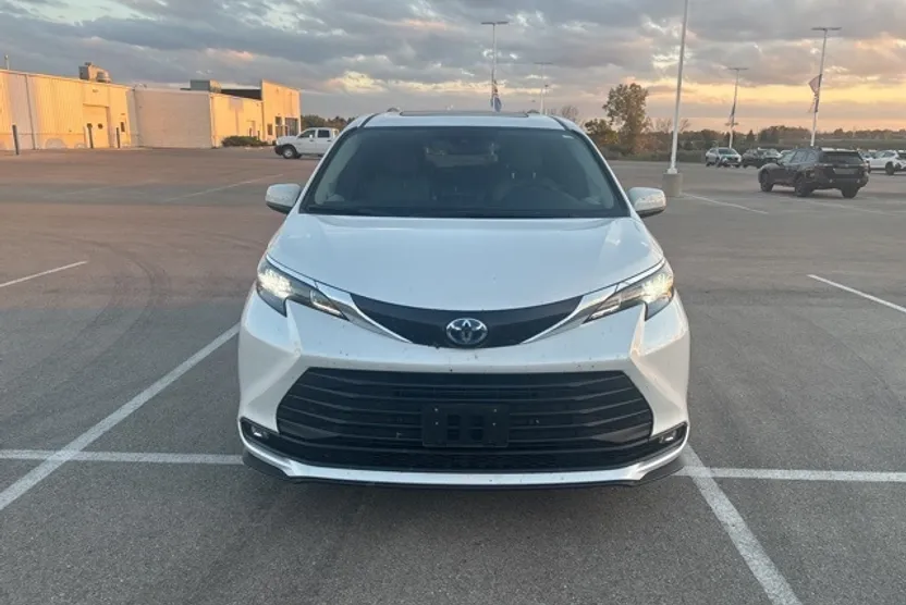 2025 Toyota Sienna XLE photo 1