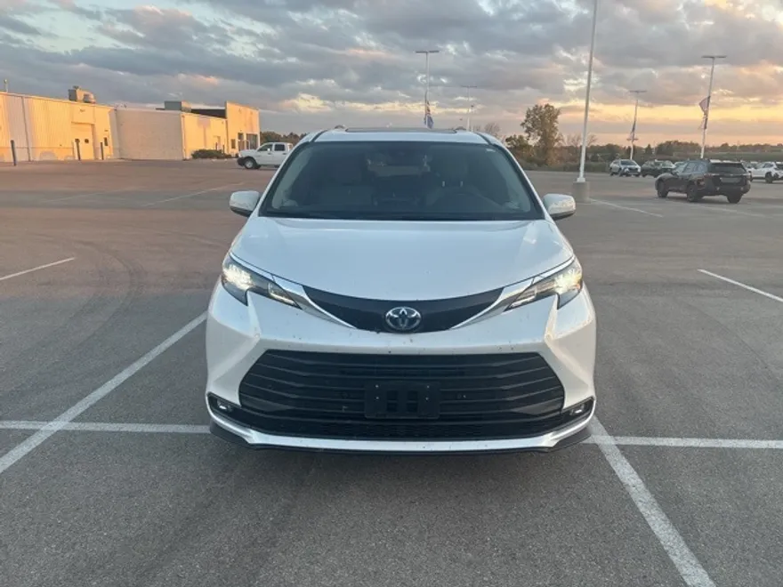 2025 Toyota Sienna XLE photo 1