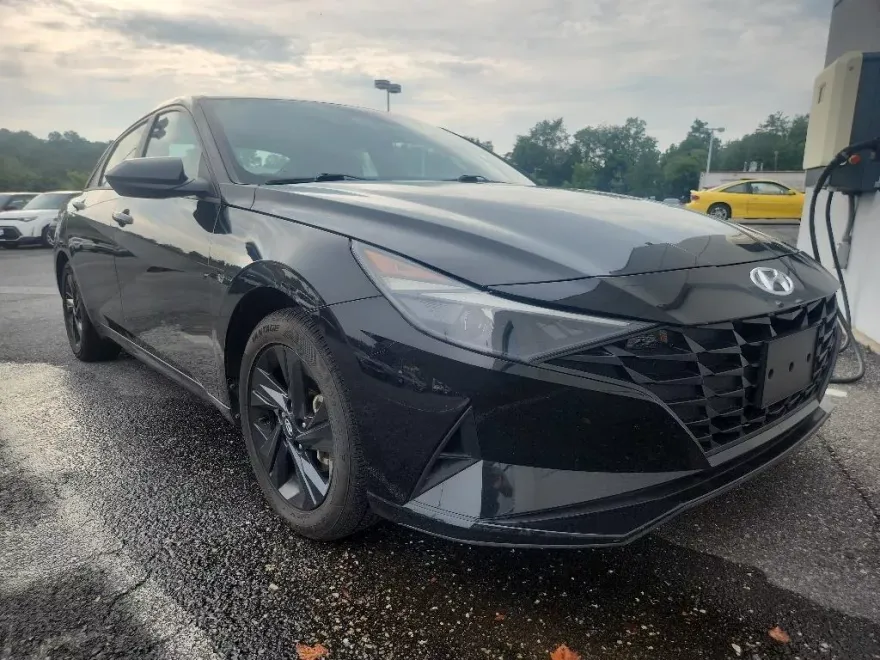 2023 Hyundai Elantra SEL photo 1