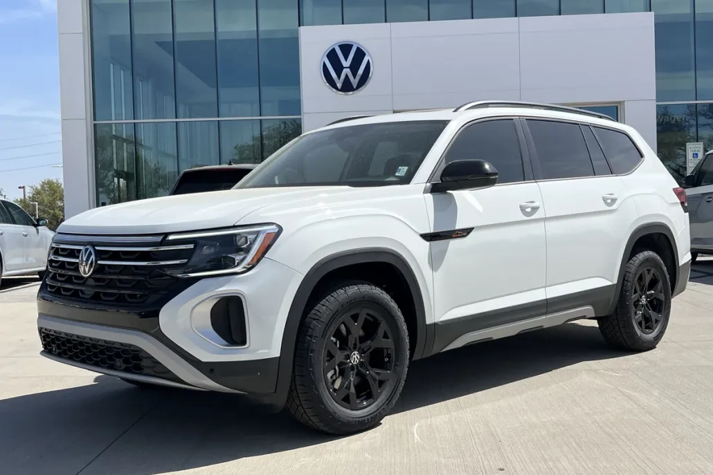 2025 Volkswagen Atlas Peak Edition photo 1