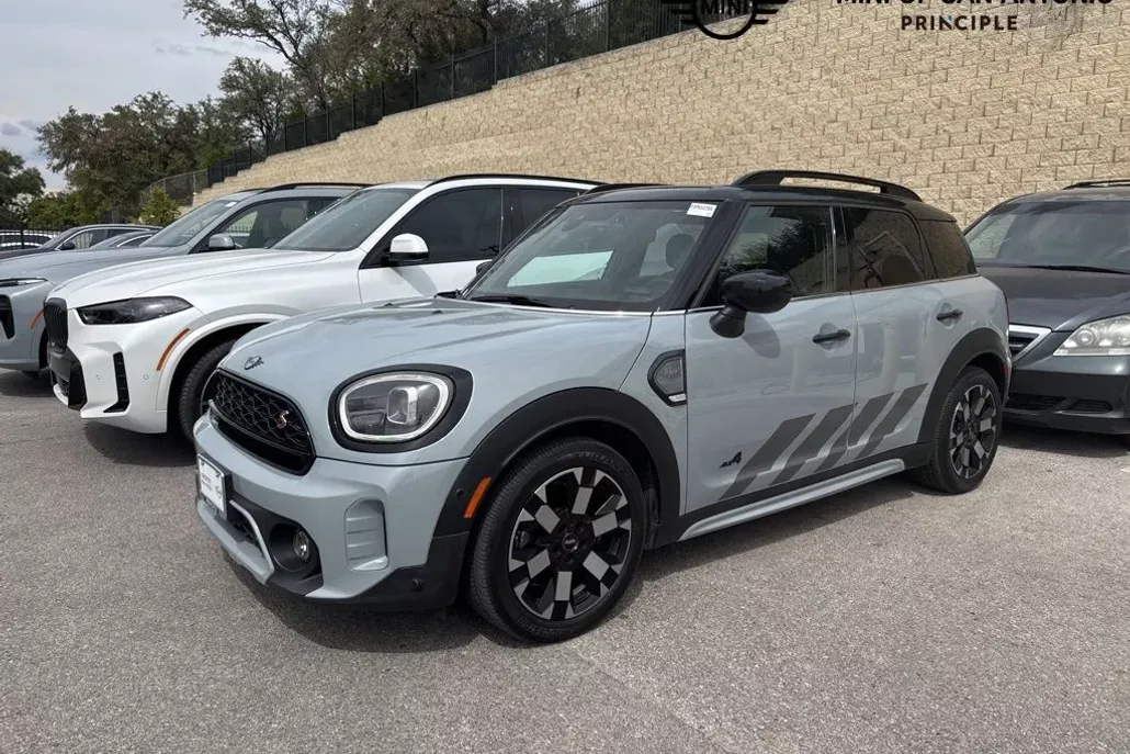 2023 Mini Countryman S Iconic photo 1