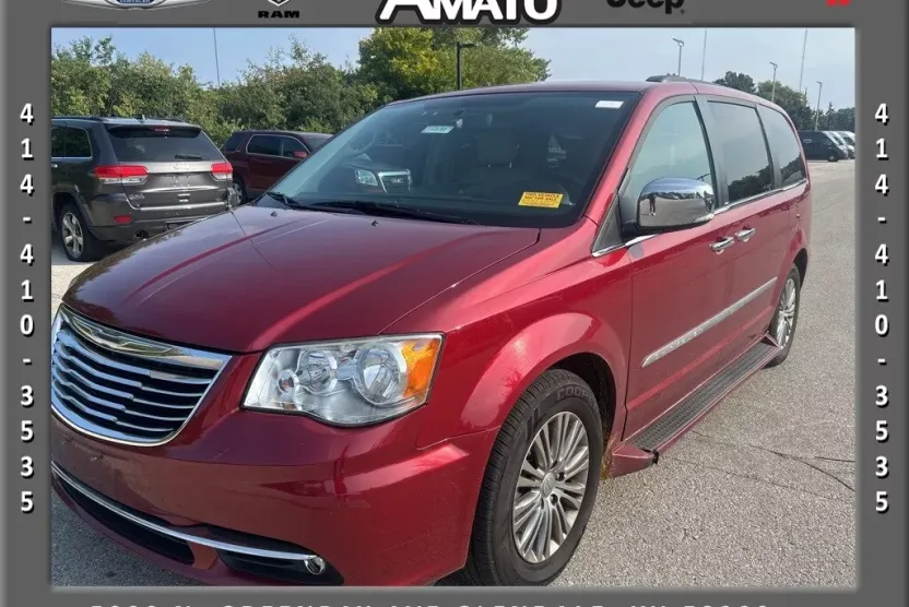2014 Chrysler Town & Country photo 1