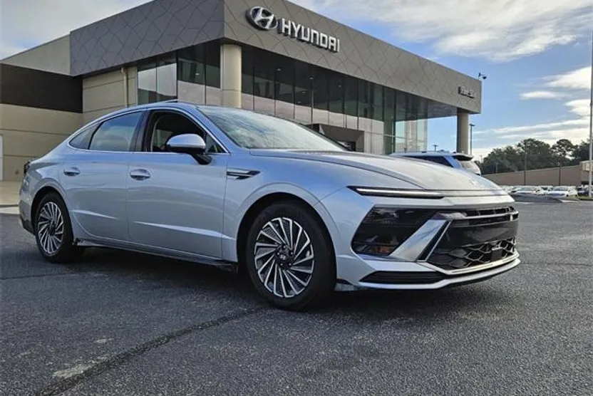 2025 Hyundai Sonata Hybrid SEL photo 1