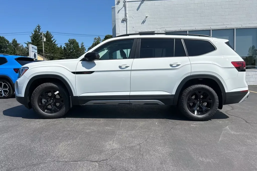 2025 Volkswagen Atlas Peak Edition SE photo 1