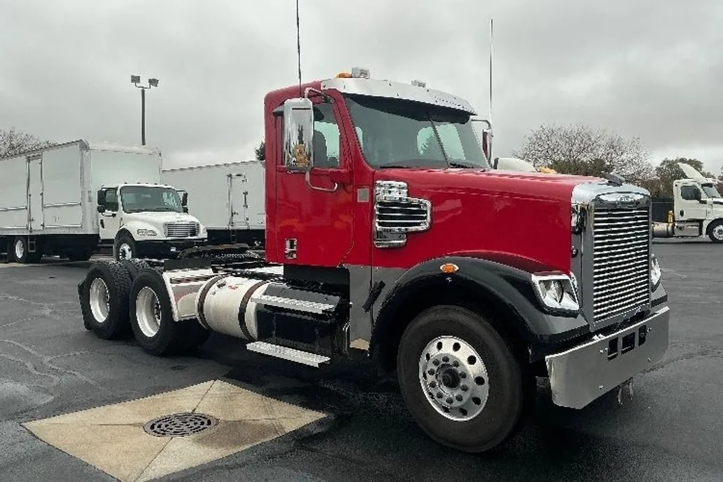2020 Freightliner SD122 photo 1