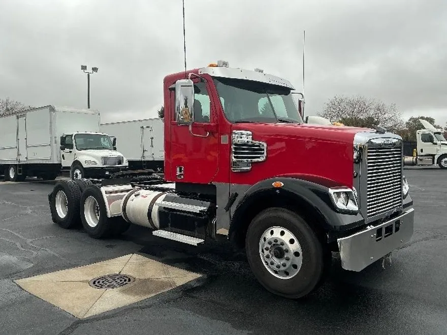 2020 Freightliner SD122 photo 1