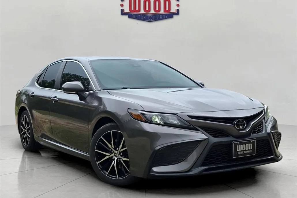 2022 Toyota Camry SE photo 1