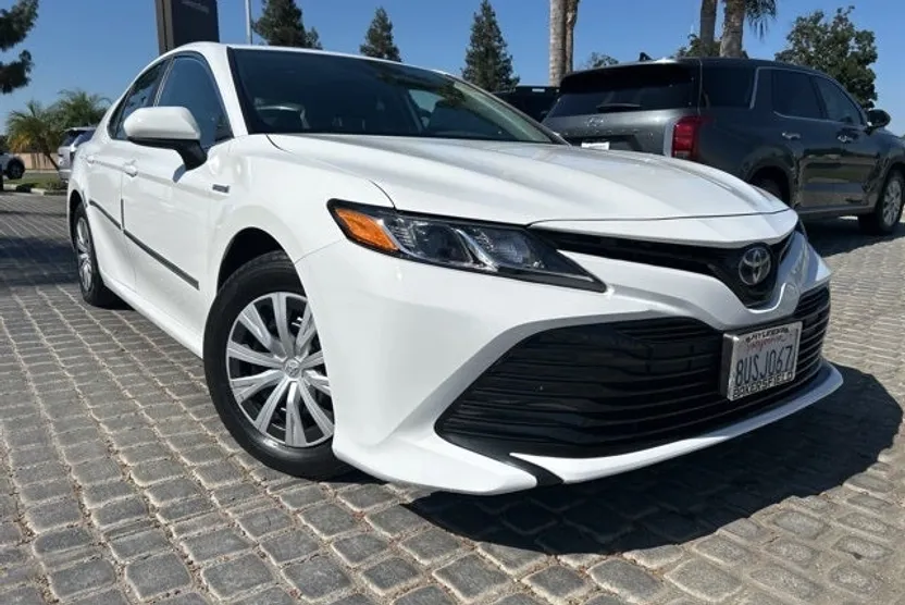 2020 Toyota Camry Hybrid LE photo 1