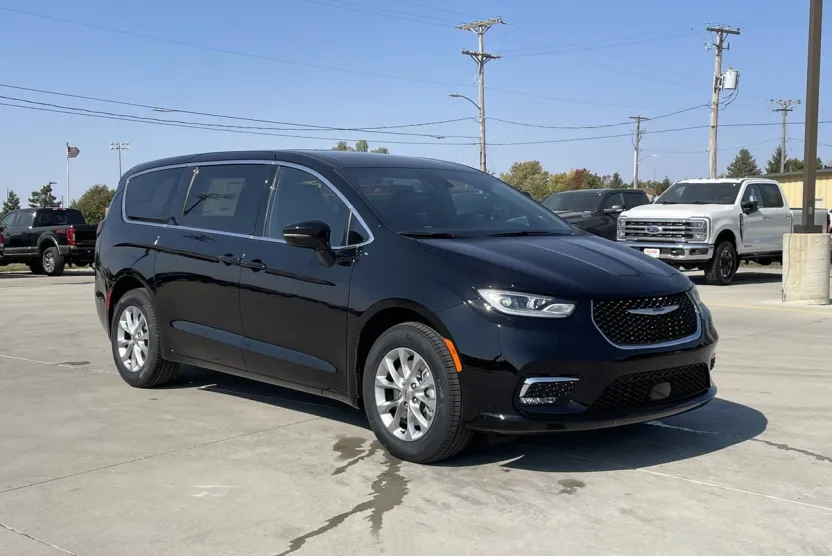 2025 Chrysler Pacifica photo 1