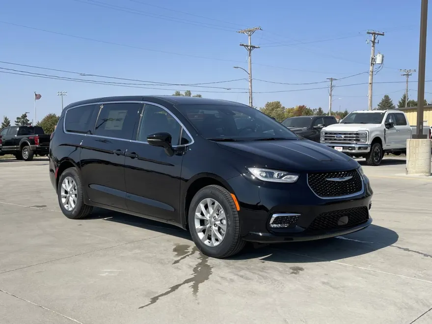 2025 Chrysler Pacifica photo 1