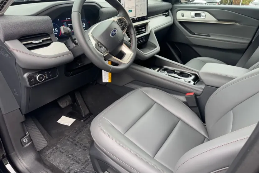 2025 Ford Explorer photo 1
