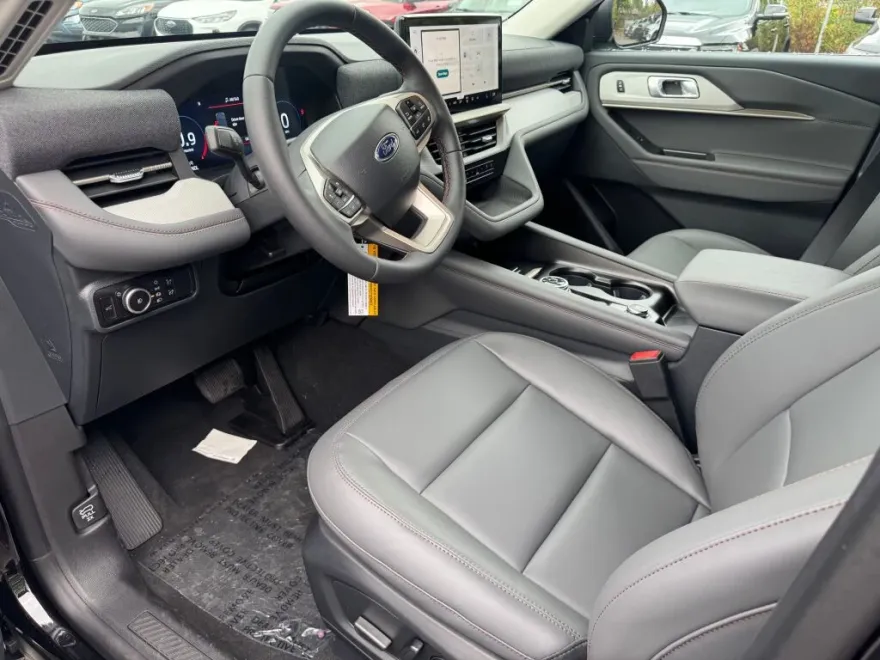 2025 Ford Explorer photo 1