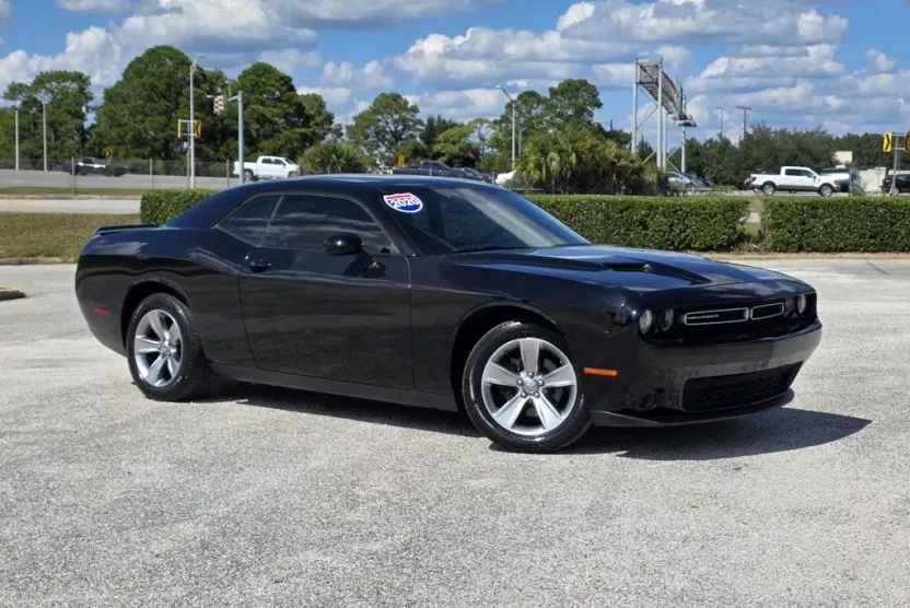 2020 Dodge Challenger SXT photo 1