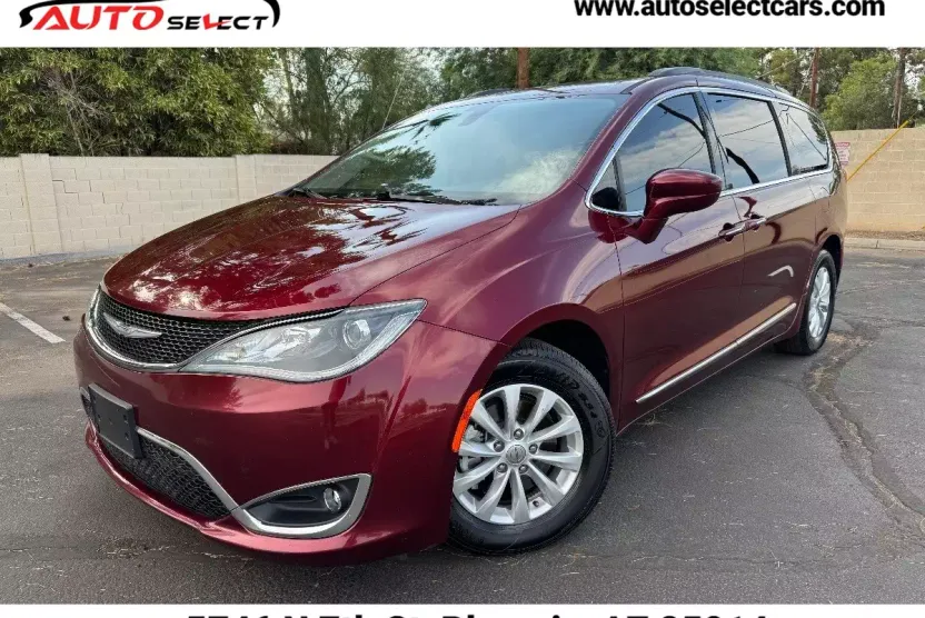 2017 Chrysler Pacifica Touring L photo 1