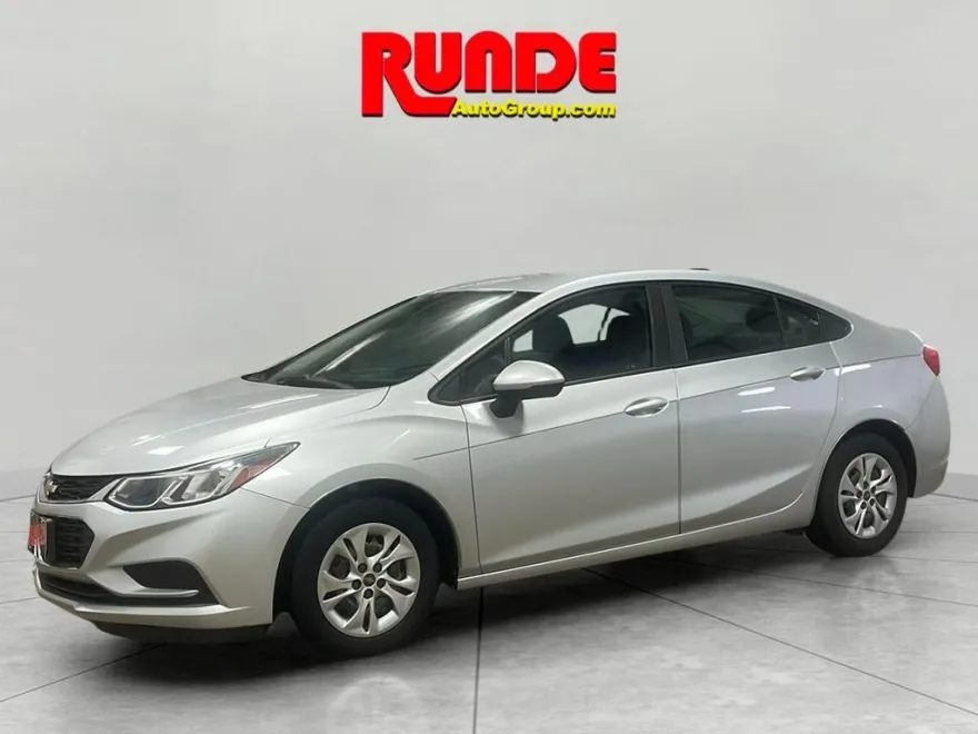 2017 Chevrolet Cruze LS photo 1