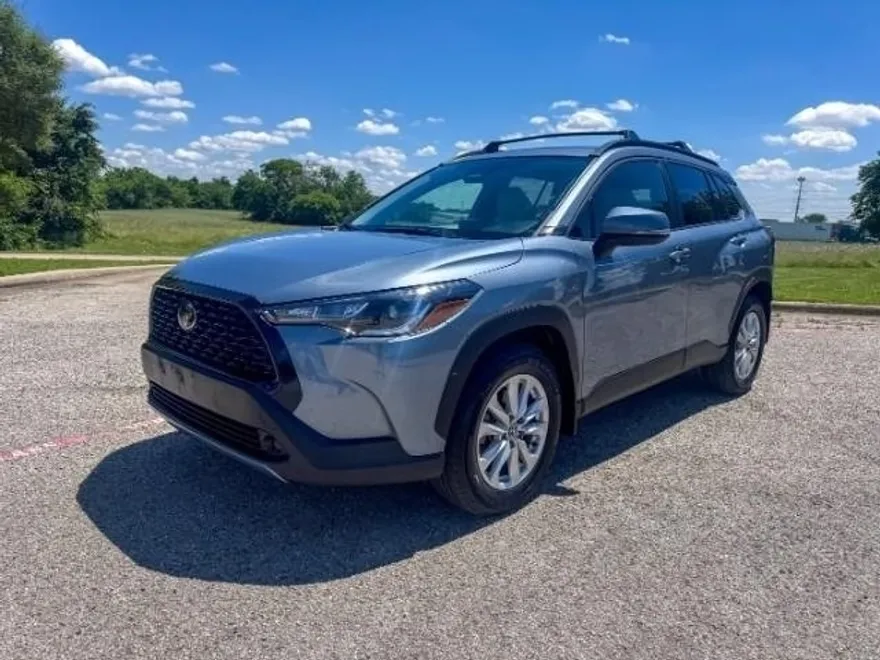 2024 Toyota Corolla Cross LE photo 1
