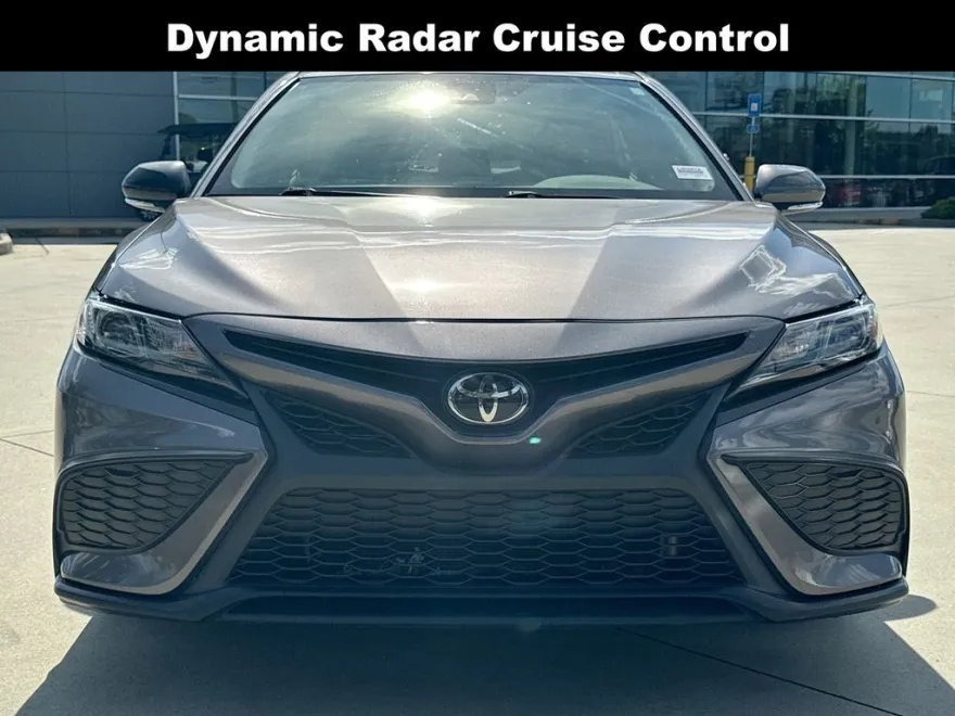 2022 Toyota Camry SE photo 1