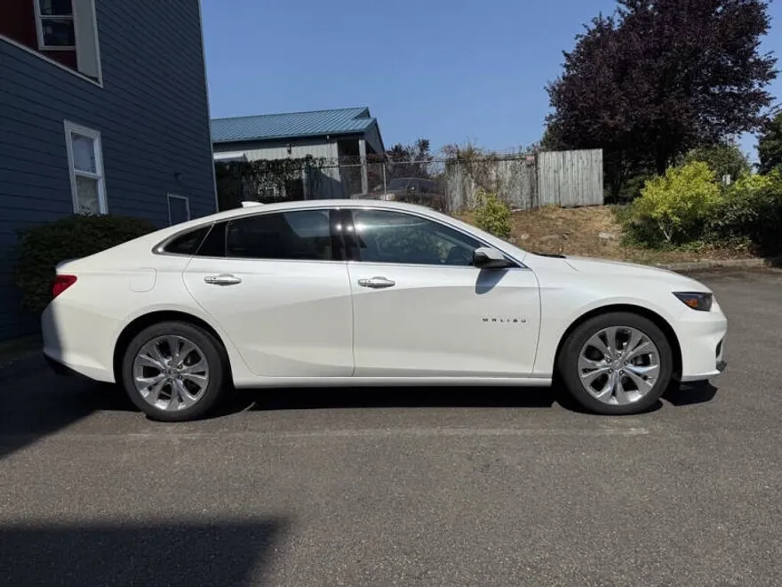 2017 Chevrolet Malibu Premier photo 1