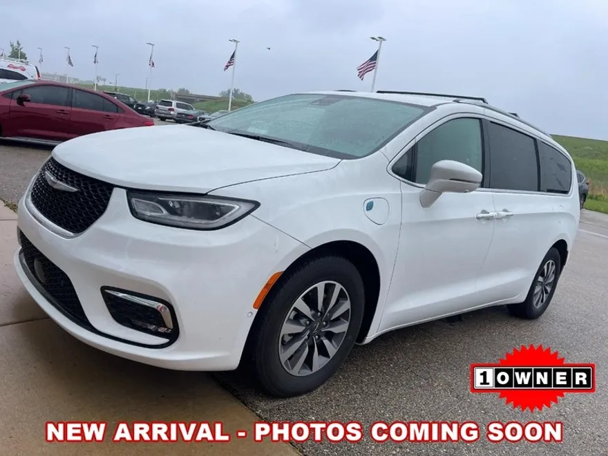 2021 Chrysler Pacifica Hybrid Touring L photo 1