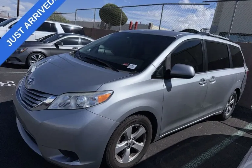 2016 Toyota Sienna L photo 1