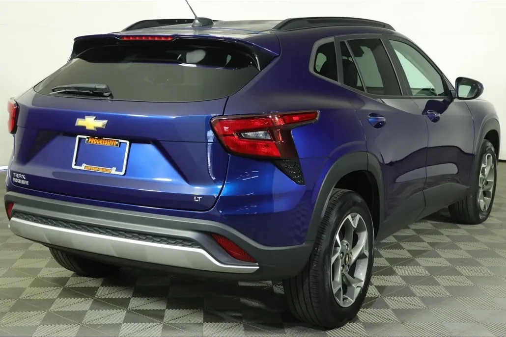 2024 Chevrolet Trax LT photo 1