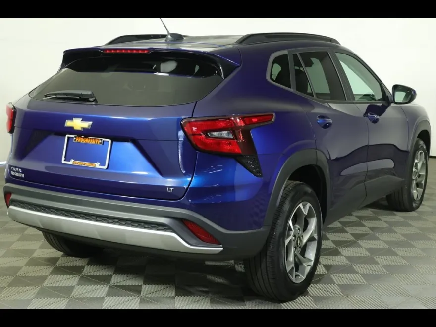 2024 Chevrolet Trax LT photo 1