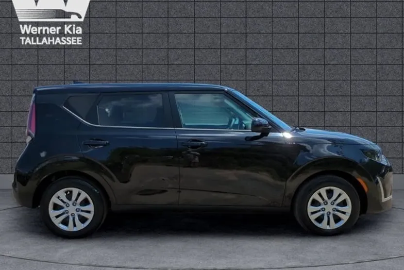 2023 Kia Soul LX photo 1
