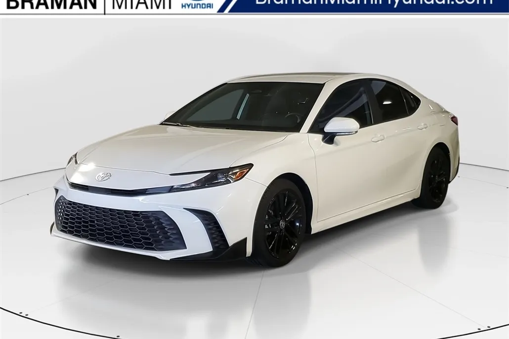 2025 Toyota Camry SE photo 1