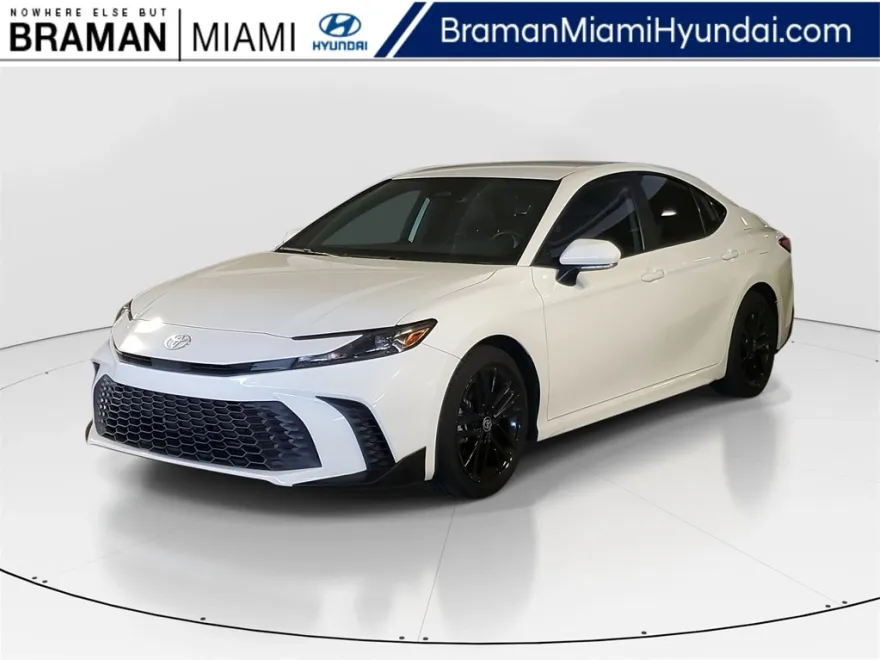 2025 Toyota Camry SE photo 1