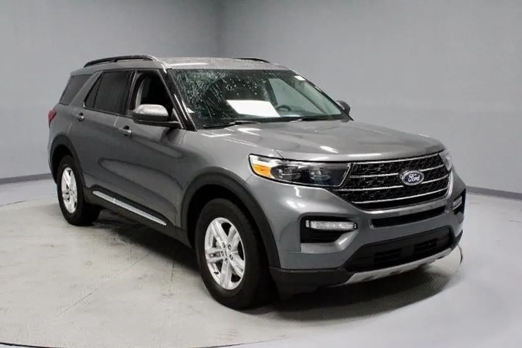 2023 Ford Explorer XLT photo 1