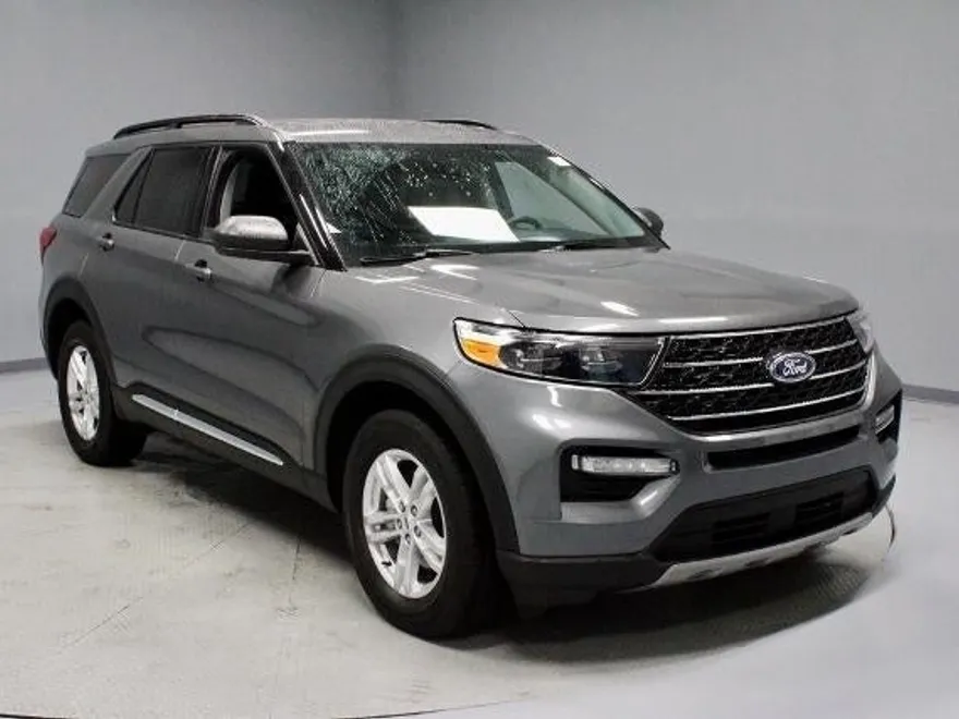 2023 Ford Explorer XLT photo 1