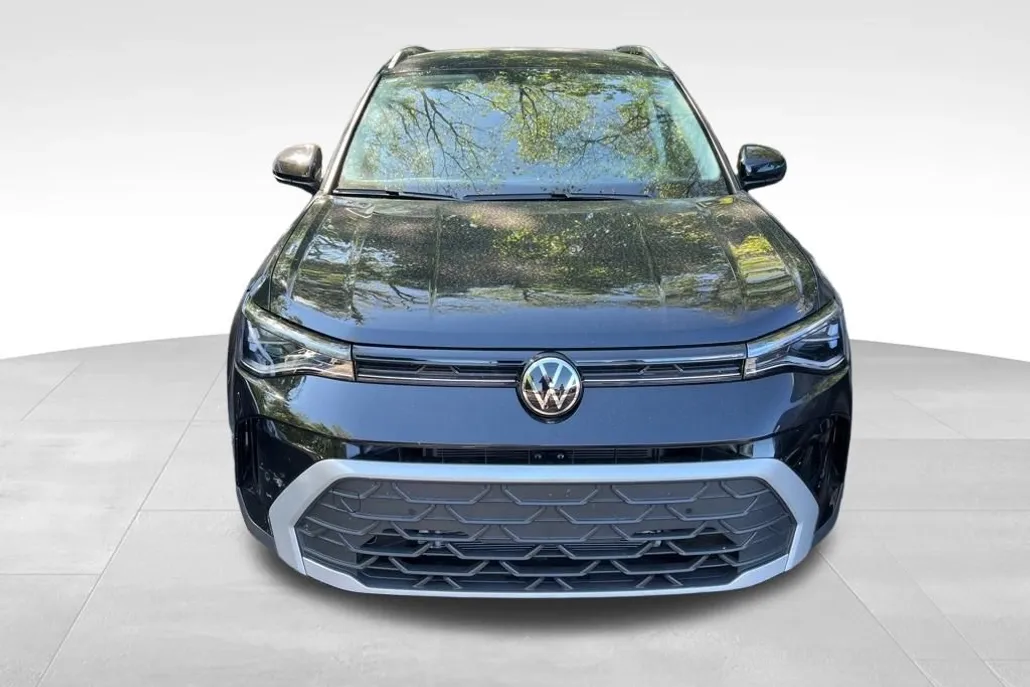 2025 Volkswagen Taos SE photo 1