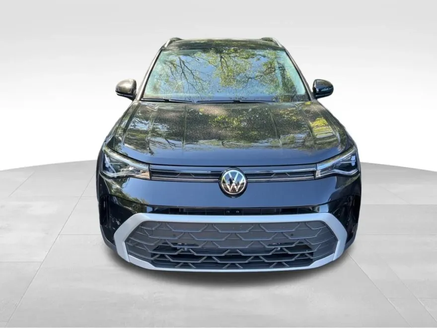 2025 Volkswagen Taos SE photo 1