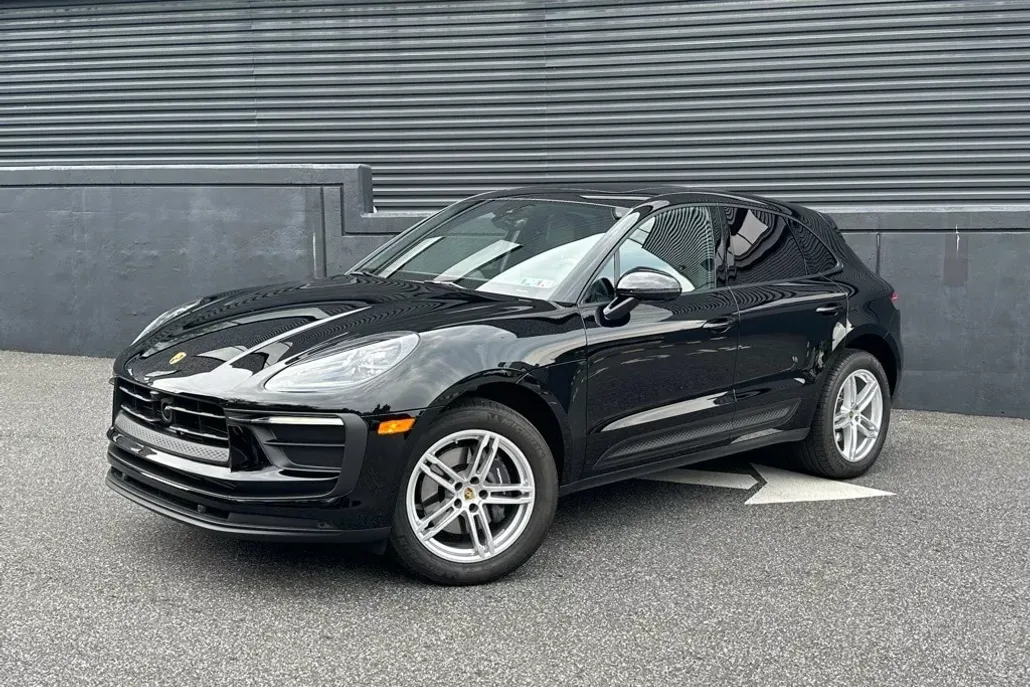 2025 Porsche Macan photo 1