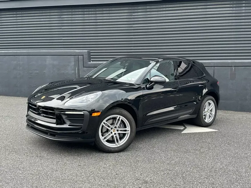 2025 Porsche Macan photo 1
