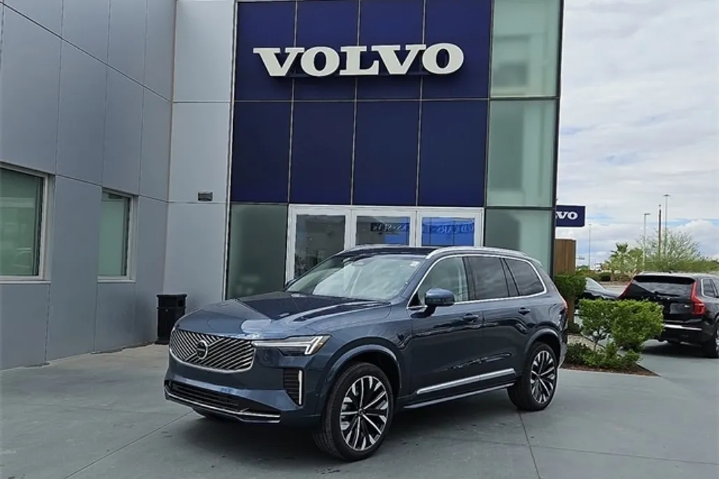 2026 Volvo XC90 B5 photo 1